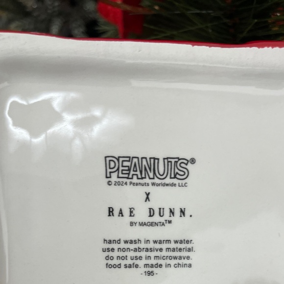 Christmas Snoopy & Woodstock Peanuts Red Doghouse Rae Dunn Cookie Jar NWT - Picture 10 of 10